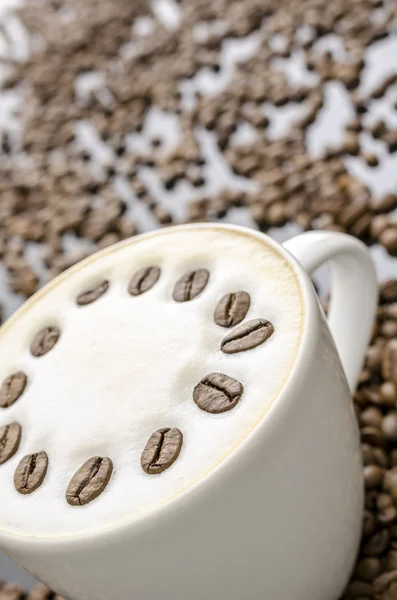 Café con granos de café desenfocados — Foto de Stock