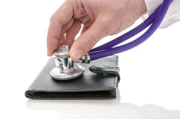 Manlig hand kontroll en plånbok med stetoskop — Stockfoto