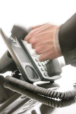 wazig mannenhand met behulp van een telefoon