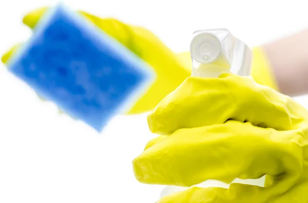 Mão enluvada segurando um spray de detergente e uma esponja — Fotografia de Stock