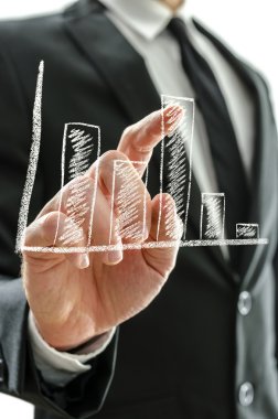 Grafik gösteren işadamı ele
