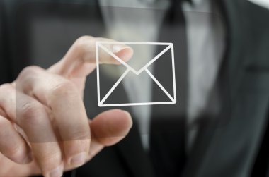 e-posta simgesi dokunmadan işadamı