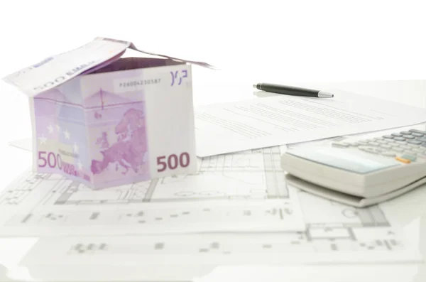 Haus aus Euro-Geld mit Hauskaufvertrag — Stockfoto