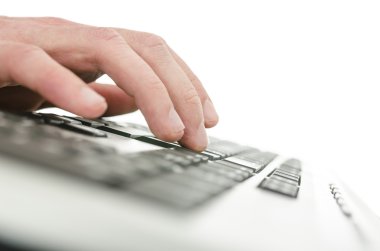 genç adam bilgisayarda yazarak