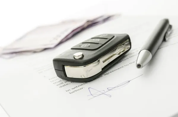 Llave del coche en un contrato de venta de coches —  Fotos de Stock