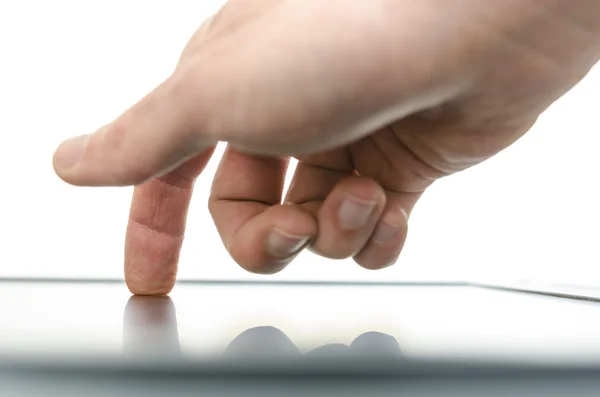 Bliska męskiej ręki przy użyciu urządzenie z ekranem dotykowym — Zdjęcie stockowe