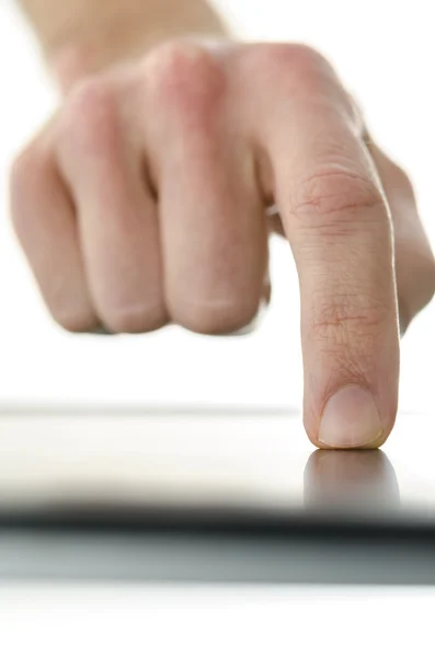 Détail de la main masculine travaillant sur le dispositif d'écran tactile — Photo