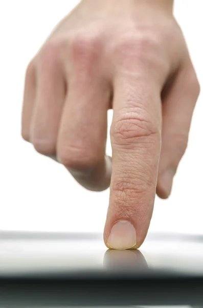 Vista frontale del dito maschile utilizzando touch pad — Foto Stock