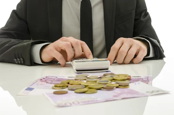 Frontansicht eines Geschäftsmannes, der im Taschenrechner arbeitet — Stockfoto