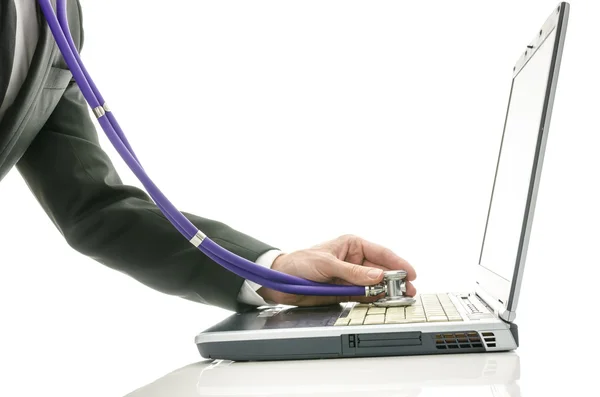 Erkek el laptop stetoskop ile kontrol yan görünüm — Stok fotoğraf