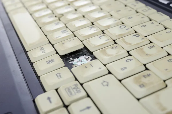 Närbild av smutsiga laptop tangentbord — Stockfoto