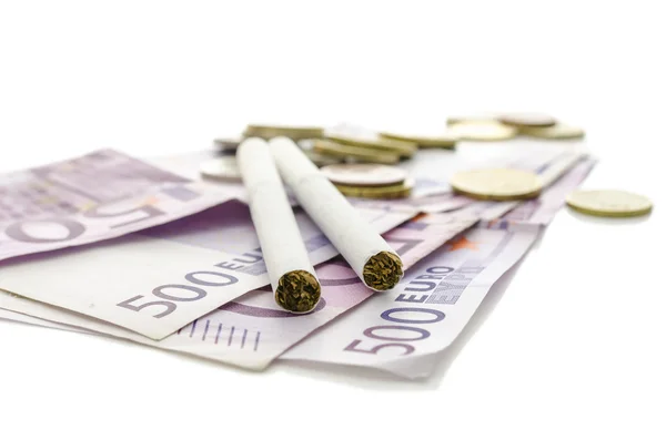 在欧洲货币上香烟 — 图库照片