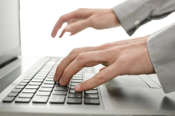 Homem de negócios usando laptop — Fotografia de Stock