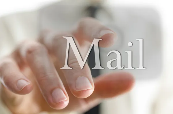Empresário pressionando ícone de correio em uma interface de tela sensível ao toque — Fotografia de Stock