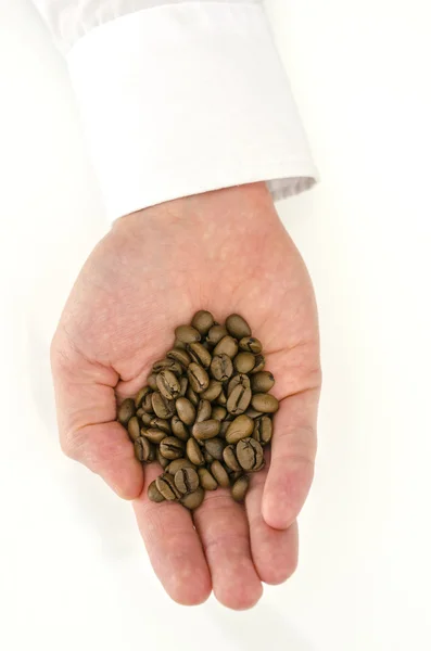 Männliche Hand hält Kaffeebohnen — Stockfoto