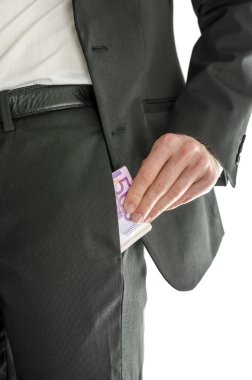 parayı cebine koyarak işadamı önden görünümü