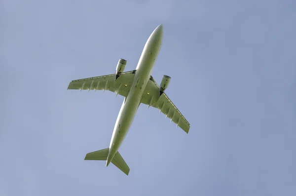 Bottom view of airplane taking off — Stock Photo, Image