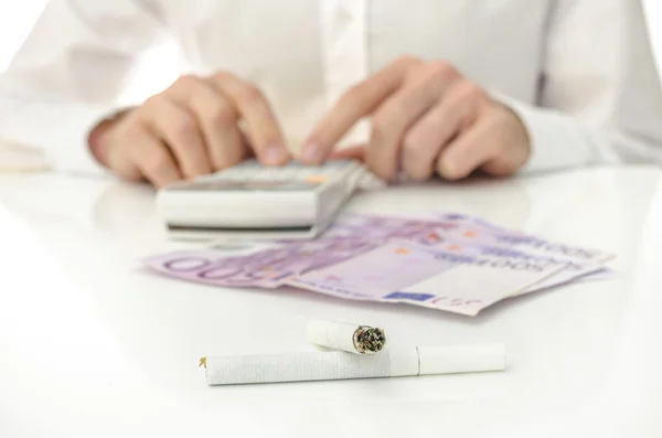 Berechnung der monatlichen Kosten der Zigarettensucht — Stockfoto