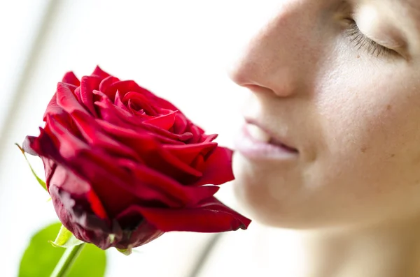 Dettaglio di donna che annusa una rosa — Foto Stock