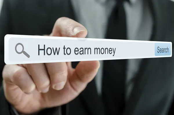 Op zoek naar manieren om geld te verdienen op internet — Stockfoto