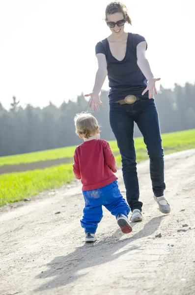 Kind läuft zu seiner Mutter — Stockfoto