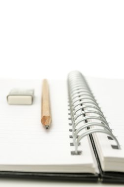 kurşun kalem ve Silgi ile spiral defter