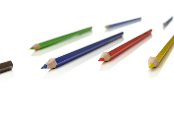 Linhas de lápis colorido na mesa branca — Fotografia de Stock