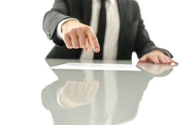 nerede bir belgeyi imzalamak için gösterilen iş adamı