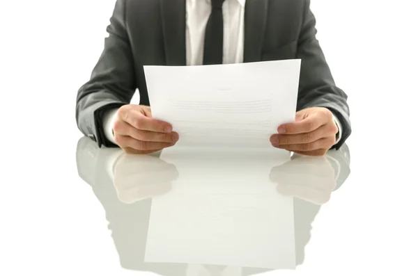 Uomo d'affari leggere documento importante — Foto Stock