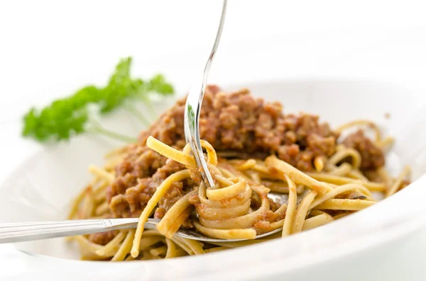 Vorken in zelfgemaakte spaghetti bolognese — Stockfoto