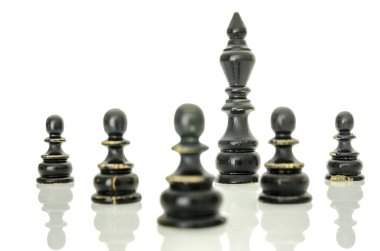 Kara Kral piyon ile korunan