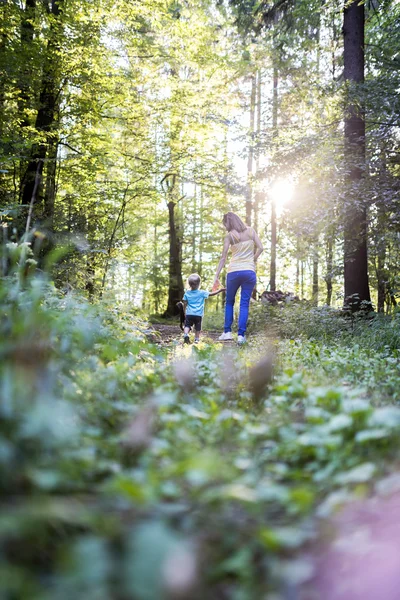 Mère et fils jouissent dans la nature — Photo