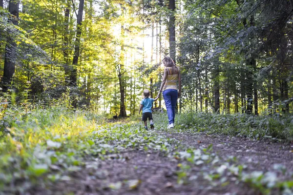 Joven madre en un paseo con su hijo — Foto de Stock