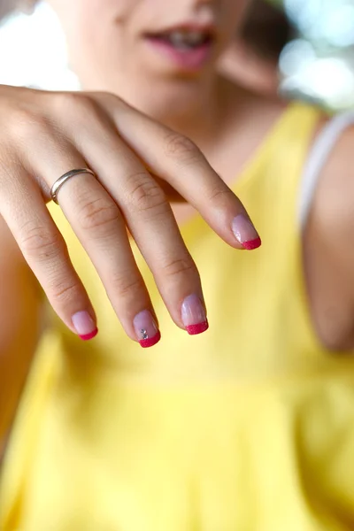 Женская рука с обручальным кольцом — стоковое фото