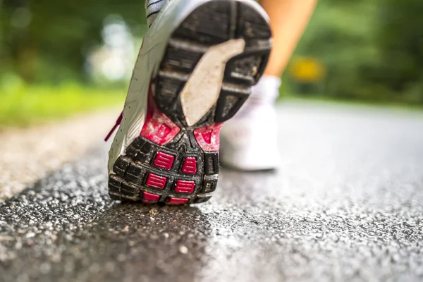 Gros plan des pieds coureurs — Photo