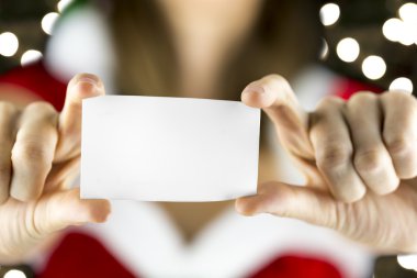 Bayan Noel Baba boş kartı tutan