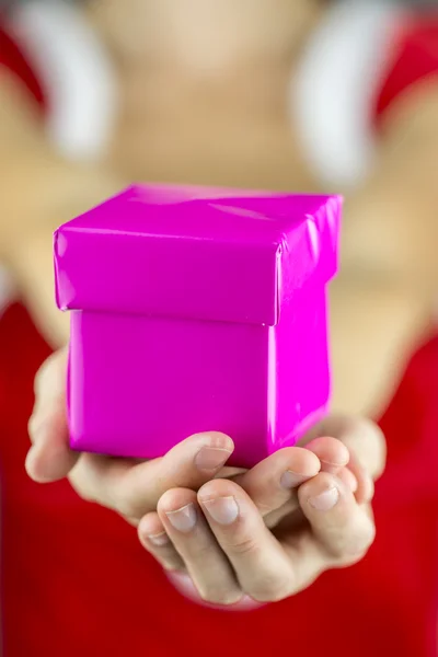 Hembra manos dando regalo de Navidad — Foto de Stock