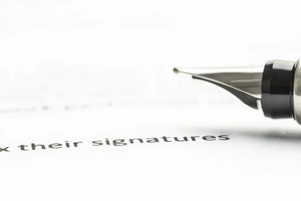 Inkt pen op contract — Stockfoto