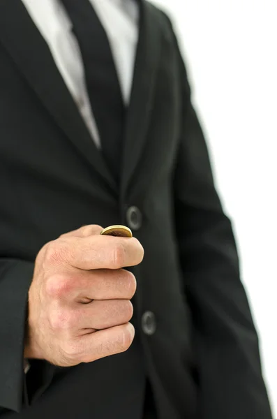 Detalle del hombre de negocios lanzando una moneda . —  Fotos de Stock