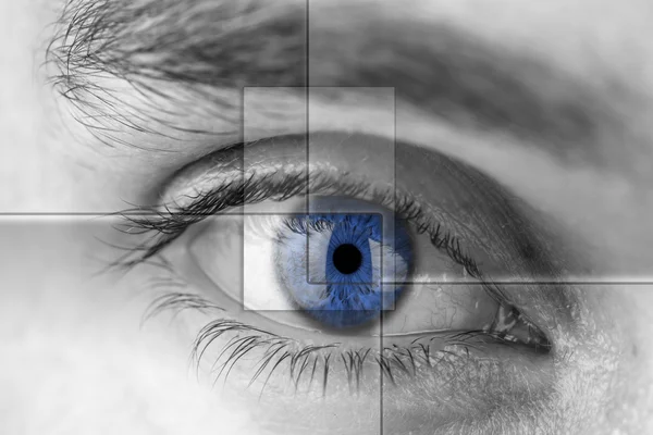 Блакитне око з віртуальною голограмою . — стокове фото
