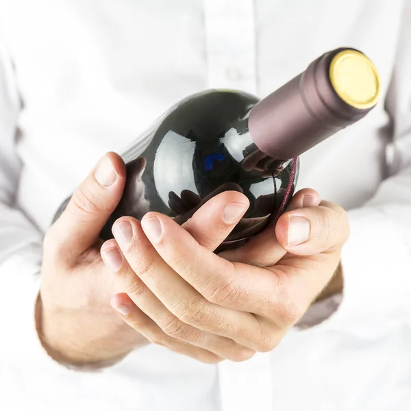 คนเสิร์ฟถือขวดไวน์ — ภาพถ่ายสต็อก