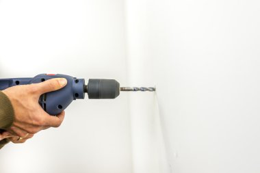 bir duvarında delik delme