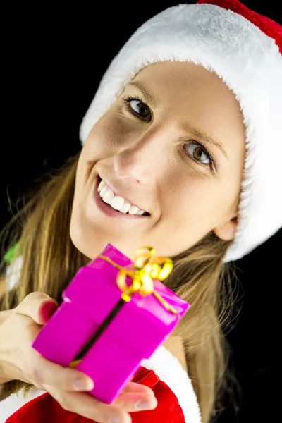 Miss santa drží vánoční dárek — Stock fotografie