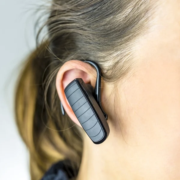Bluetooth 携帯電話を持つ女性オペレーター — ストック写真