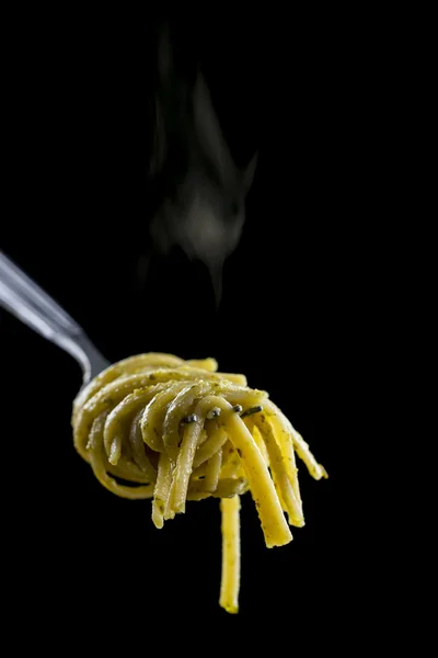 Spaghetti with pesto and on a fork — Stock Photo, Image