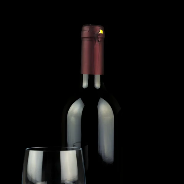 Студийный снимок бокала вина и бутылки — стоковое фото