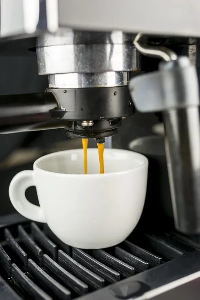 Cappuccino derramando em um copo — Fotografia de Stock