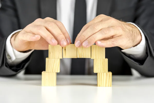 Fare un ponte con cubi di legno — Foto Stock