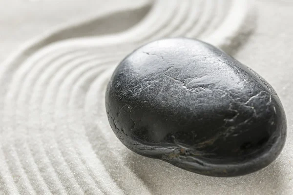 Zen bahçesinde kara taş — Stok fotoğraf