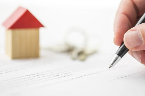 Signature du contrat de vente de maison — Photo